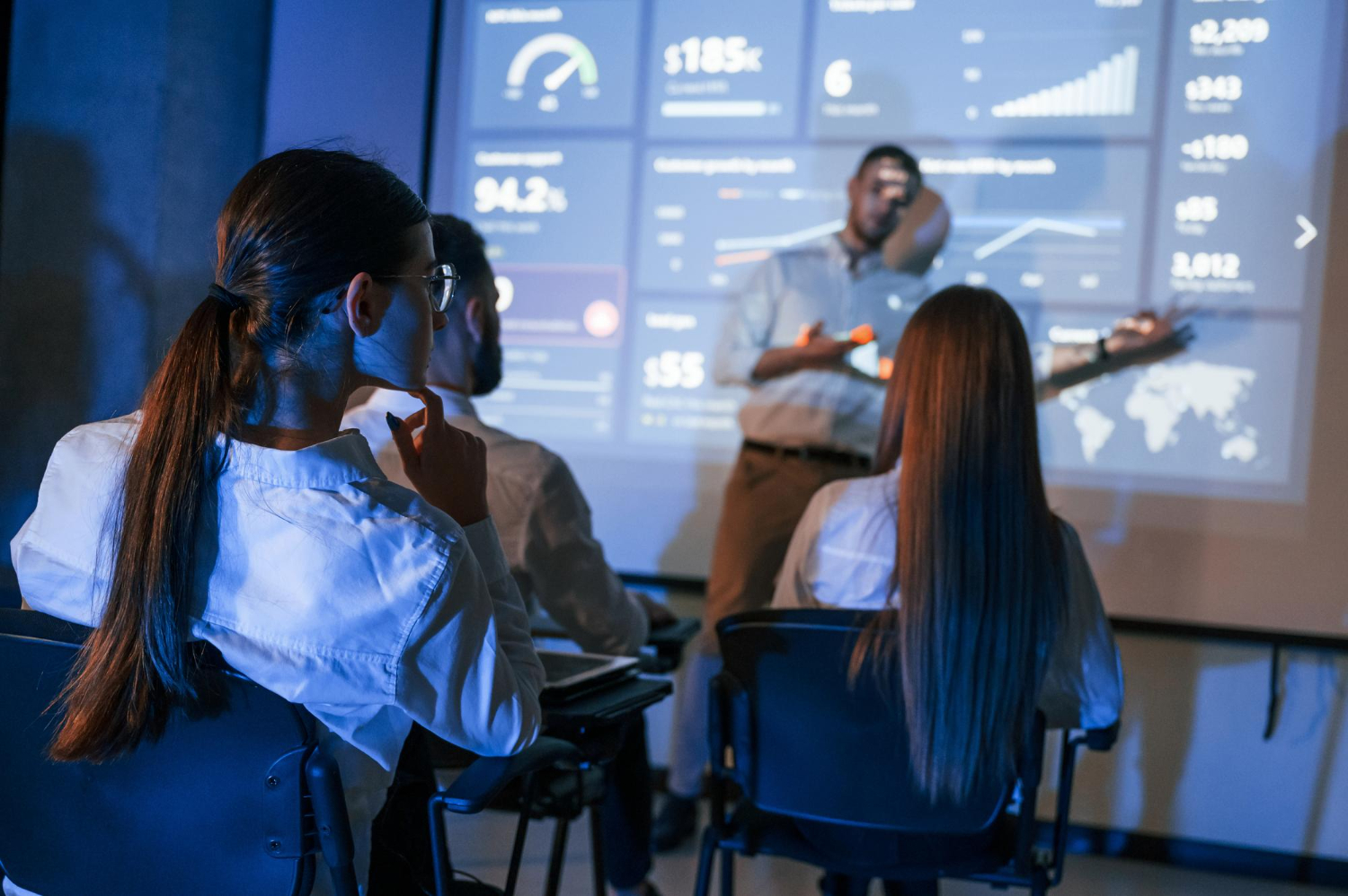 Facilitador conduzindo treinamento corporativo